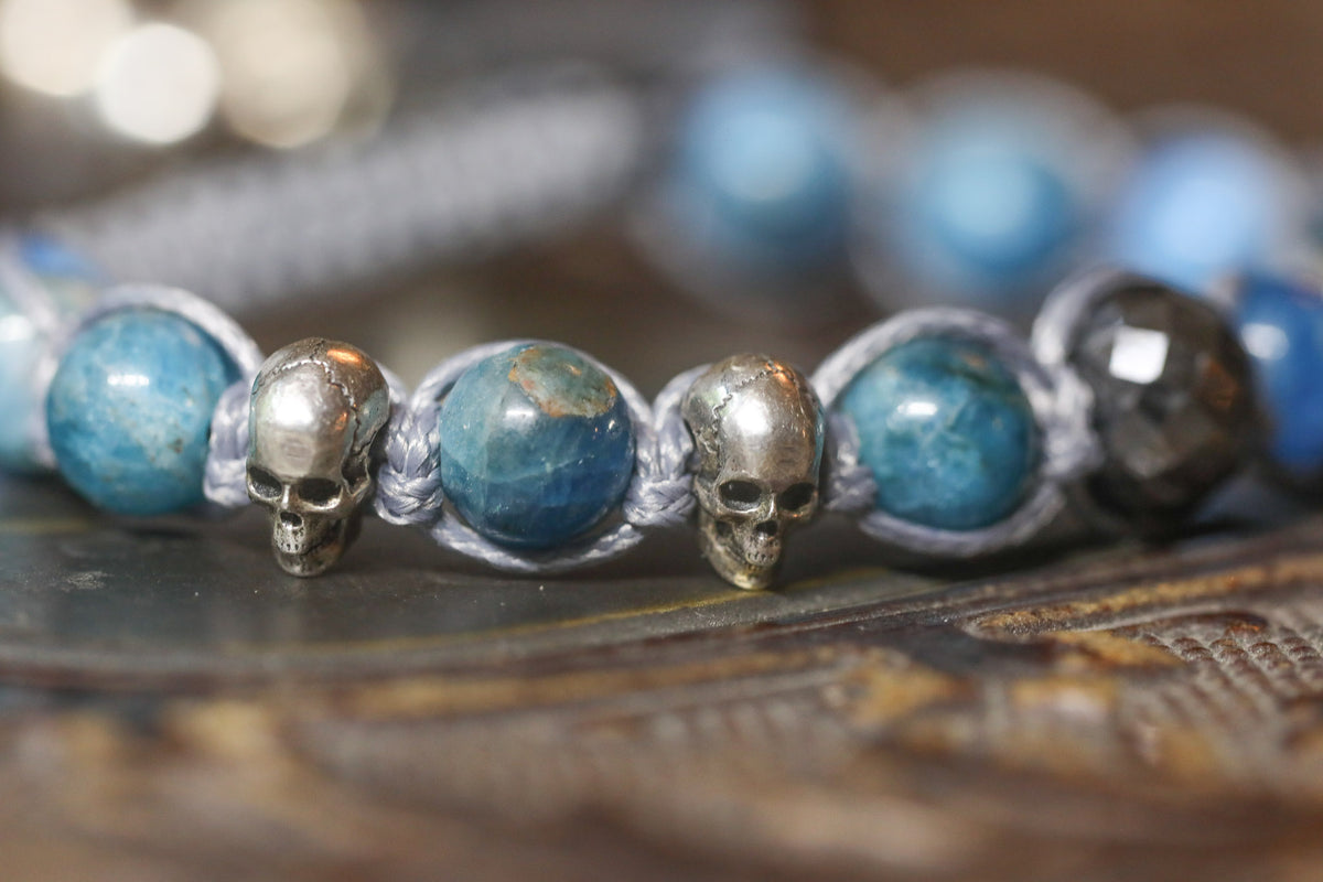 Shamballa-Armband – Blauer Apatit, Sterling-Silber Totenköpfe & Black Diamond | CORAZON DESIGN