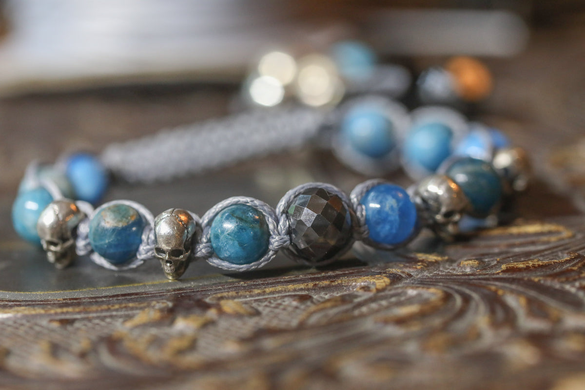Shamballa-Armband – Blauer Apatit, Sterling-Silber Totenköpfe & Black Diamond | CORAZON DESIGN