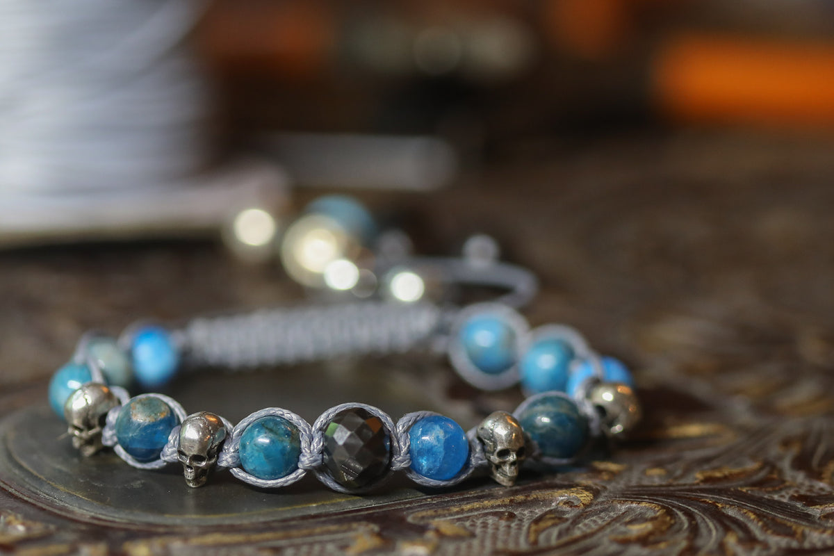 Shamballa-Armband – Blauer Apatit, Sterling-Silber Totenköpfe & Black Diamond | CORAZON DESIGN