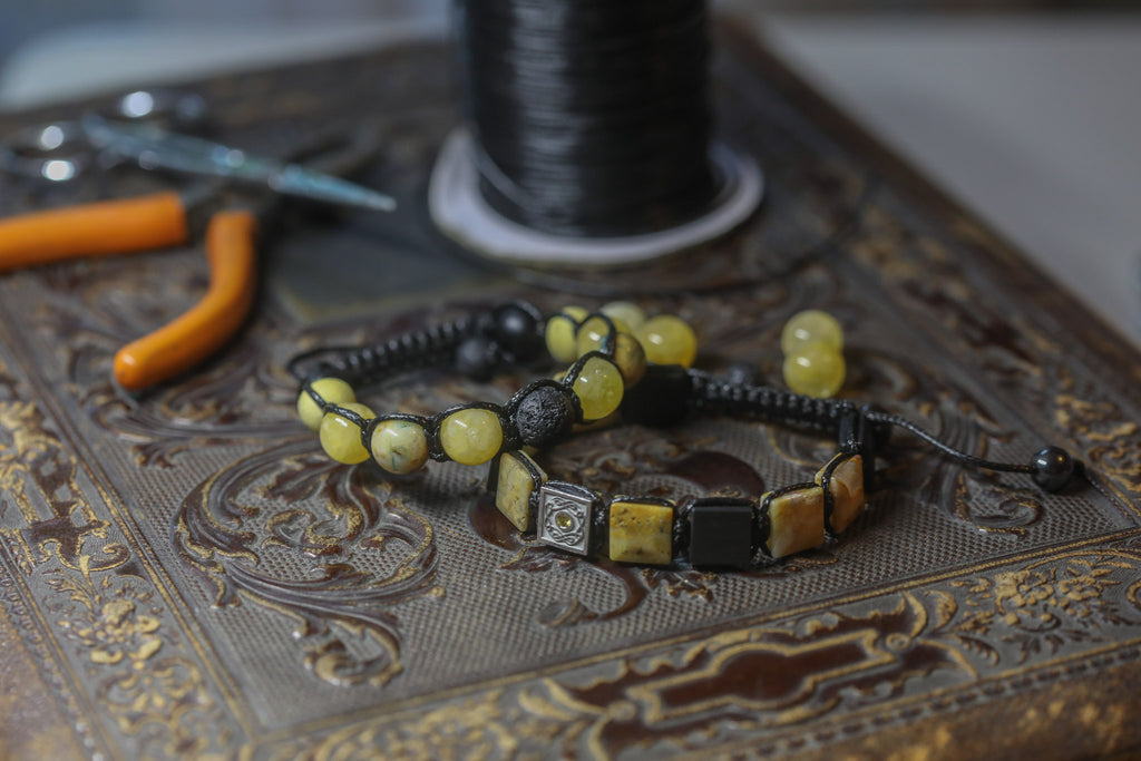Shamballa-Armband – Onyx, Carbon, beiger Achat & Weißgold mit gelbem Diamant | CORAZON DESIGN