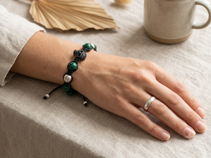 Malachit, Silberperle & schwarzem Totenkopf Armband